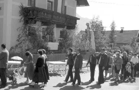 \resizebox*{1\columnwidth}{!}{\includegraphics{Bilder/Prozession.eps}}