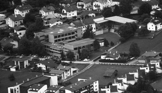 \resizebox*{1\columnwidth}{!}{\includegraphics{Bilder/Schulgel�nde.eps}}