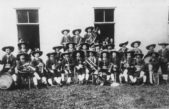 \resizebox*{1\columnwidth}{!}{\includegraphics{Bilder/Musik_1903.eps}}